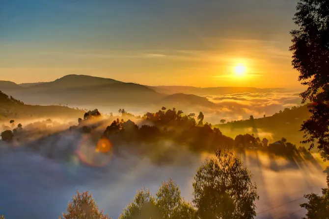 Fototapeta: Mgła w górach przy wschodzie słońca