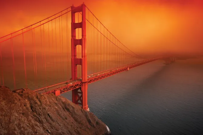 Fototapeta: Mglisty krajobraz z zachodem słońca i golden gate bridge