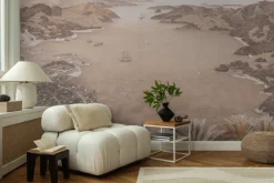 Fototapeta: Miasteczko z górskim horyzontem nad brzegiem morza