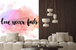 Fototapeta: Miłość nigdy nie zawodzi. czarny inspirujący cytat na pastelowym