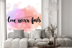Fototapeta: Miłość nigdy nie zawodzi. czarny inspirujący cytat na pastelowym