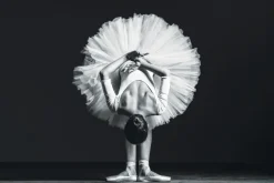 Fototapeta: Młoda baletnica w czarno-białych kolorach