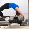 Fototapeta: Młoda kobieta robi back-bend