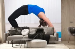 Fototapeta: Młoda kobieta robi back-bend