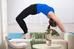 Fototapeta: Młoda kobieta robi back-bend