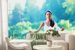 Fototapeta: Młoda kobieta ćwiczenia jogi w parku