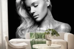 Fototapeta: Monochromatyczny portret kobiety ze srebrnym makijażem