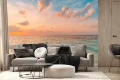 Fototapeta: Morskie fale wypływające na plażę o wschodzie