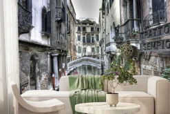 Fototapeta: Most pomiędzy kamienicami z gondolą