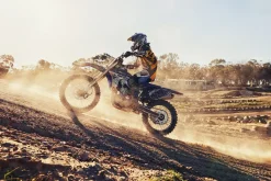 Fototapeta: Motocyklista jadący po wzgórzu