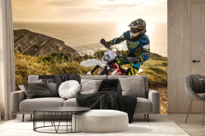 Fototapeta: Motocyklista w górach na tle morza