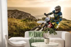 Fototapeta: Motocyklista w górach na tle morza