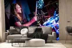 Fototapeta: Muzyk grający na perkusji na scenie, koncert muzyki rockowej