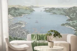 Fototapeta: Nadmorska perła z widokiem na góry i błękit morza