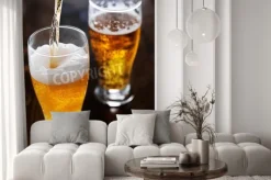 Fototapeta: Nalewania piwa do wysokiej kubek na stole łupków