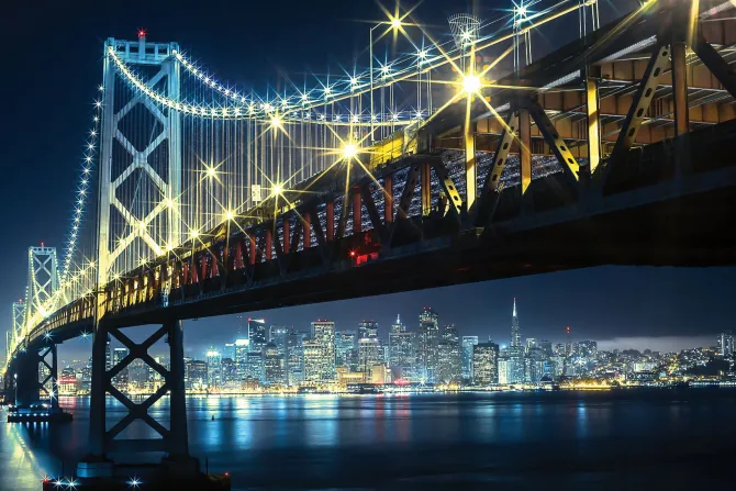 Fototapeta: Nocny krajobraz widok na most i oświetlone budynki