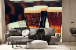 Fototapeta: Okulary z jasnego i ciemnego piwa na tle pubie.