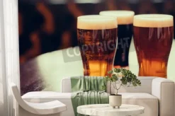 Fototapeta: Okulary z jasnego i ciemnego piwa na tle pubie.