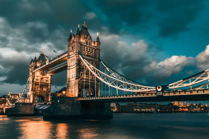 Fototapeta: Oświetlony most na tle miasta londynu