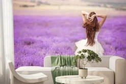 Fototapeta: Panna młoda w dniu ślubu w lawendowym polu