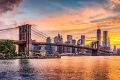Fototapeta: Panorama nowego jorku z widokiem na most podczas zachodu słońca