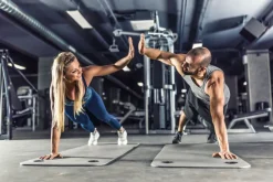 Fototapeta: Para sportowców ćwicząca na siłowni