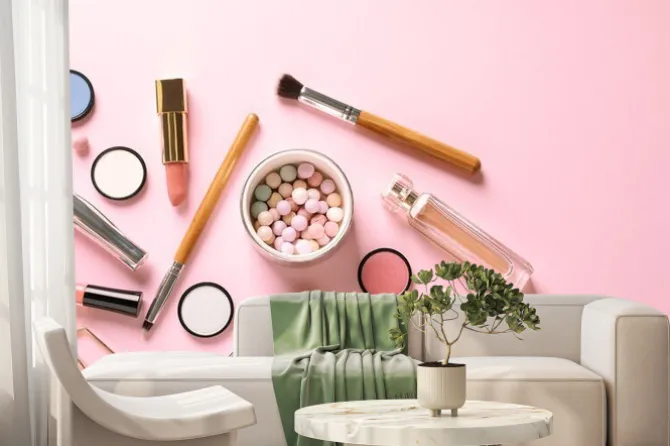 Fototapeta: Płaskie świeckich kompozycji z produktów do makijażu dekoracyjnego