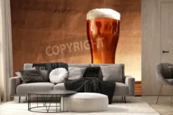 Fototapeta: Pełna szklankę piwa z pianką świeżości na stole na szarym tle