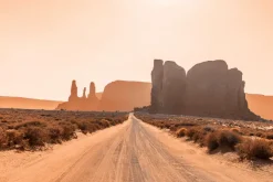 Fototapeta: Piaszczysta droga na pustyni wśród skał