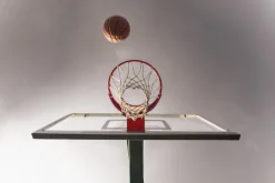 Fototapeta: Piłka lecąca do kosza na tle nieba