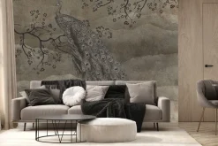 Fototapeta: Piękny paw na gałęzi na brązowym tle z teksturą