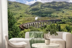 Fototapeta: Pociąg jadący po moście wśród gór