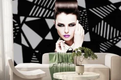 Fototapeta: Portret kobiety z fioletowymi ustami i mocnym makijażem