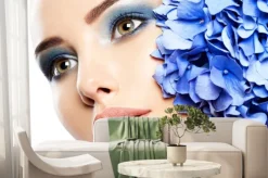 Fototapeta: Portret kobiety z niebieskim kwiatem