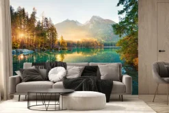 Fototapeta: Promienie słoneczne gór przebijające się przez las