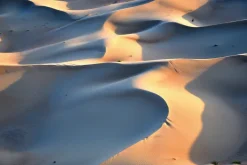 Fototapeta: Pustynny piasek z promieniami słońca