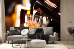 Fototapeta: Ręce barman leje napój do szklanki