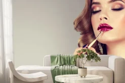 Fototapeta: Ręka mistrza makijaż, malując usta młodej pięknej modelu. makijaż