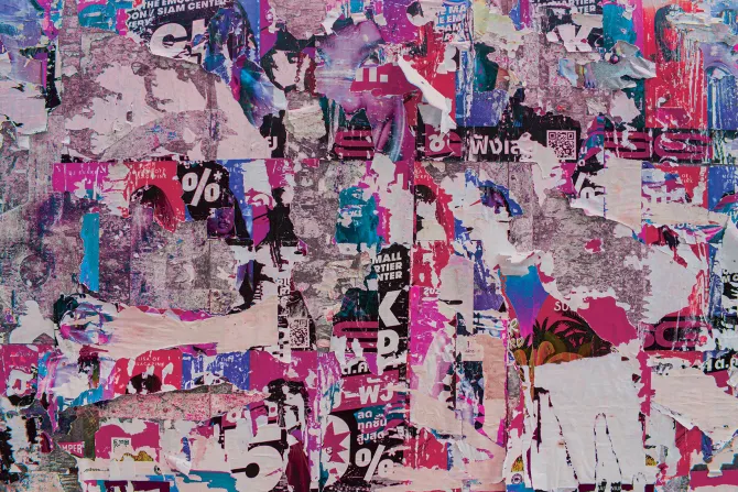 Fototapeta: Rozdarte artystyczne plakaty na ścianie