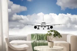 Fototapeta: Samolot startujący z pasa na tle chmur