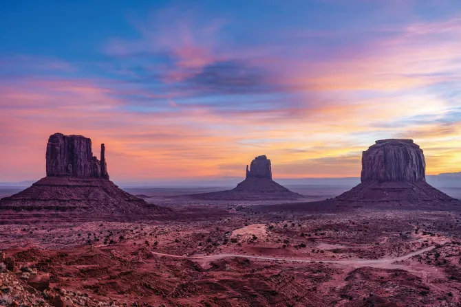 Fototapeta: Skalista pustynia z zachodem słońca