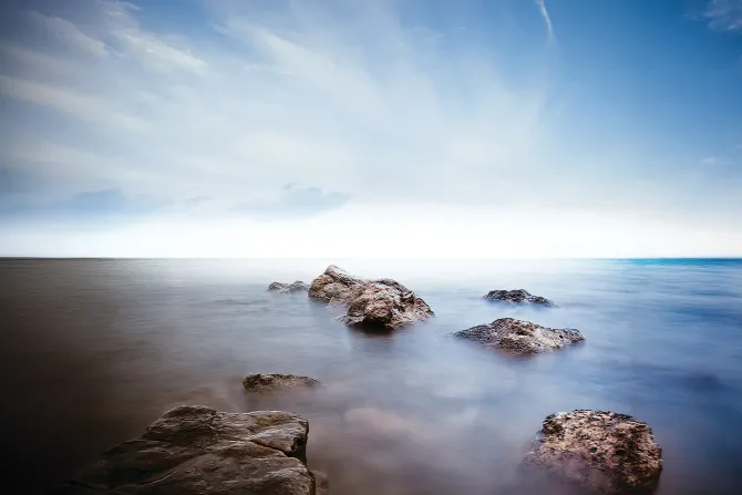 Fototapeta: Skały na mglistym morzu