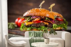 Fototapeta: Smaczne hamburgery na drewnianym stole.