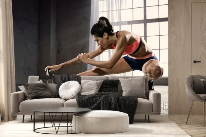 Fototapeta: Sport. kobieta na siłowni robi ćwiczenia rozciągające i uśmiecha