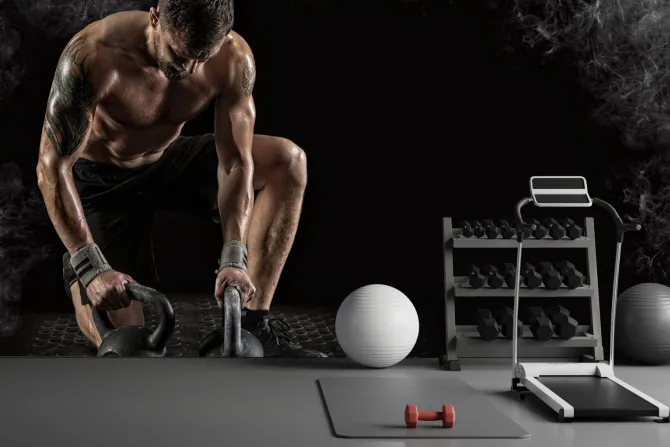 Fototapeta: Sportowiec umięśniony ćwiczy z kettlebell