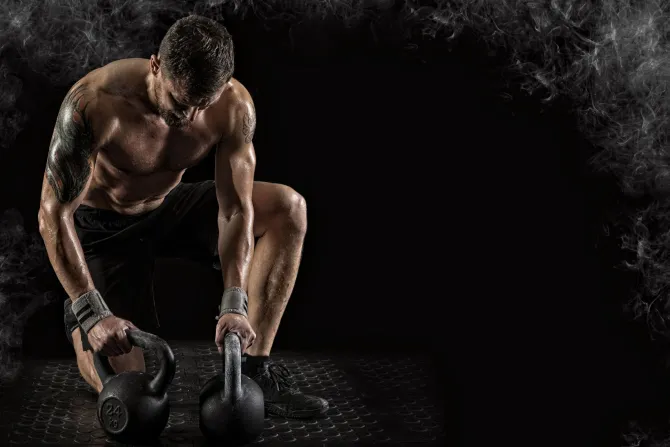 Fototapeta: Sportowiec umięśniony ćwiczy z kettlebell