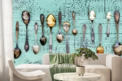 Fototapeta: Stare łyżki w rzędzie na turkusowych deskach