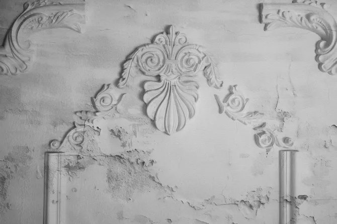 Fototapeta: Sztukateria na pękającym szarym betonie