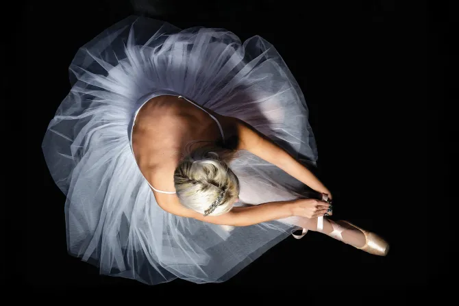 Fototapeta: Tancerka w baletowym stroju