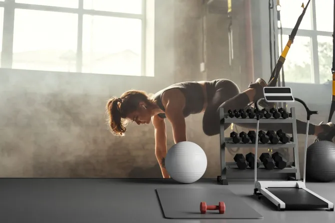 Fototapeta: Trening kobiety z pasami trx